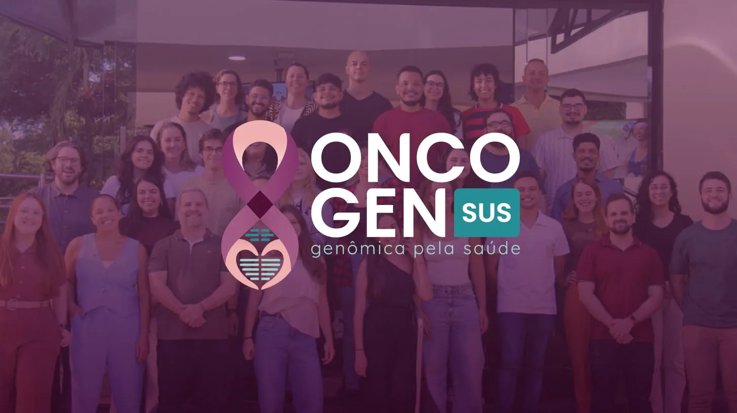 Logotipo OncoGenSUS, com o lema genômica pela saúde, sobre foto de um grupo grande de pessoas sorrindo em tom roxo